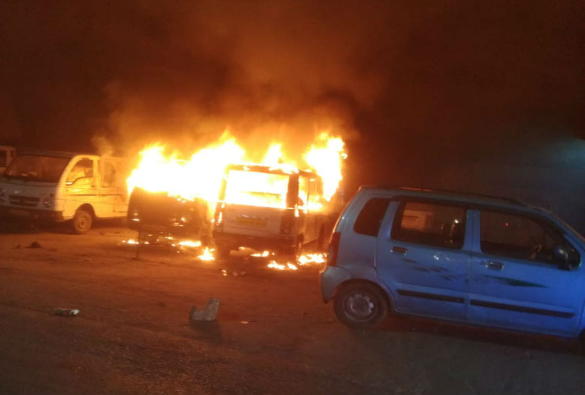 fire broke out in three vehicles in the parking in tundla
