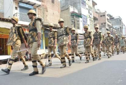 फ्लैग मार्च करते फिरोजाबाद पुलिस के जवान