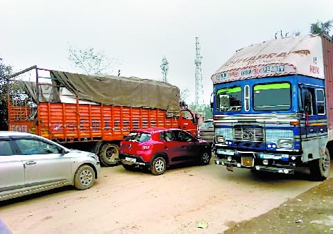 Jam stuck on tractor-trolley overturning stuck in pit on Lucknow highway