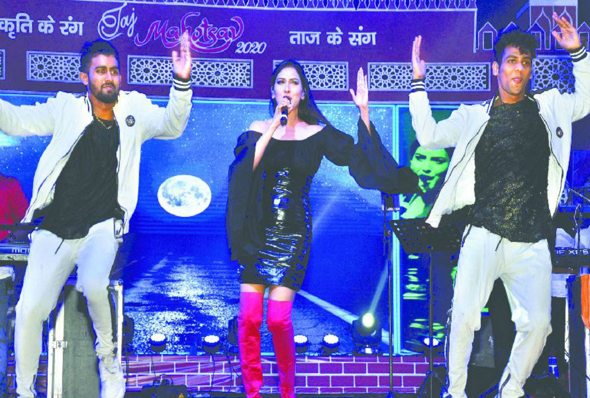 Taj Mahotsav Neeti Mohan Performance In Agra