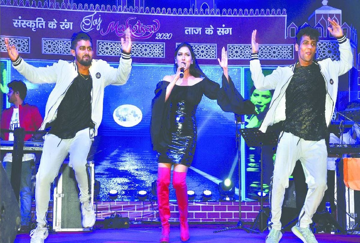 Bollywood singer neeti mohan performed in taj mahotsav 2020
