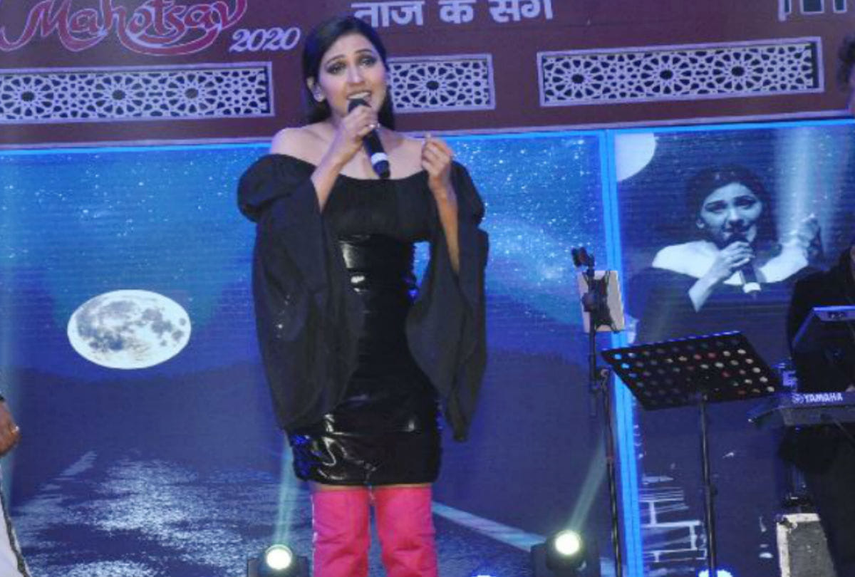 Bollywood singer neeti mohan performed in taj mahotsav 2020