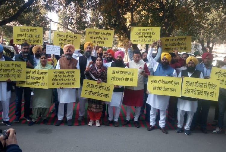 AAP MLAs protest outside the Punjab assembly