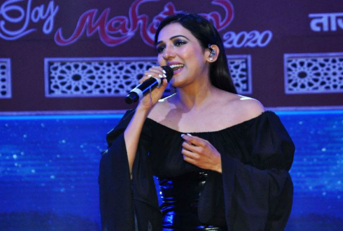 Bollywood singer neeti mohan performed in taj mahotsav 2020