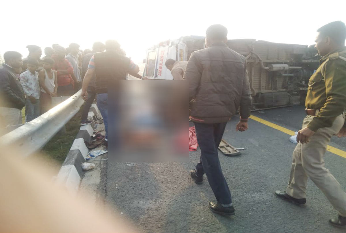 Ambulance collided with divider on Agra-Lucknow Expressway in Firozabad