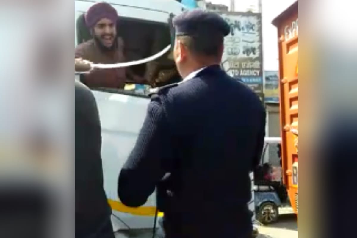 UP: Truck driver lashes sword at traffic police in Saharanpur District