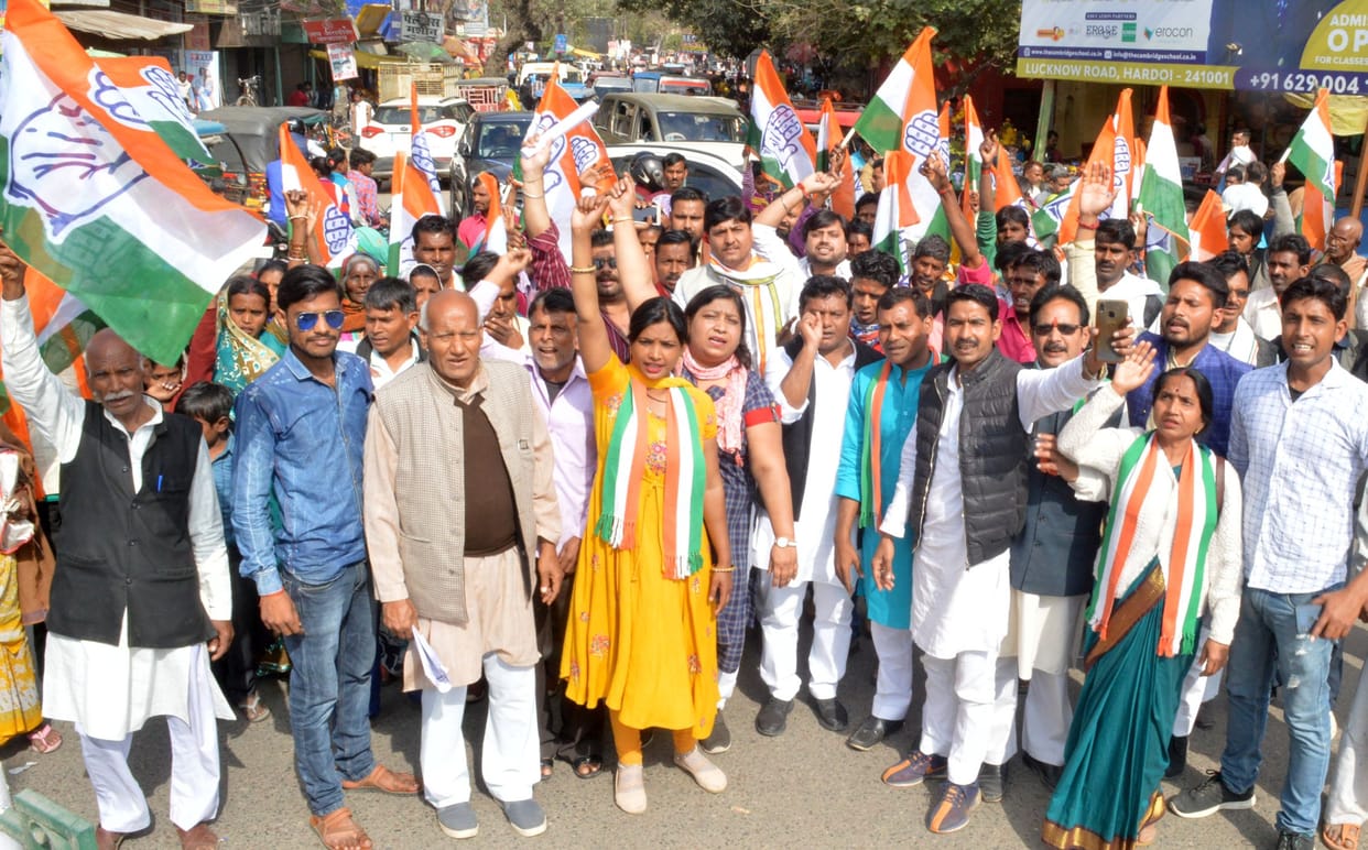 Congressmen hit the streets, slogans raised by farmers