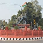चौराहे से उतारे गए झंडे