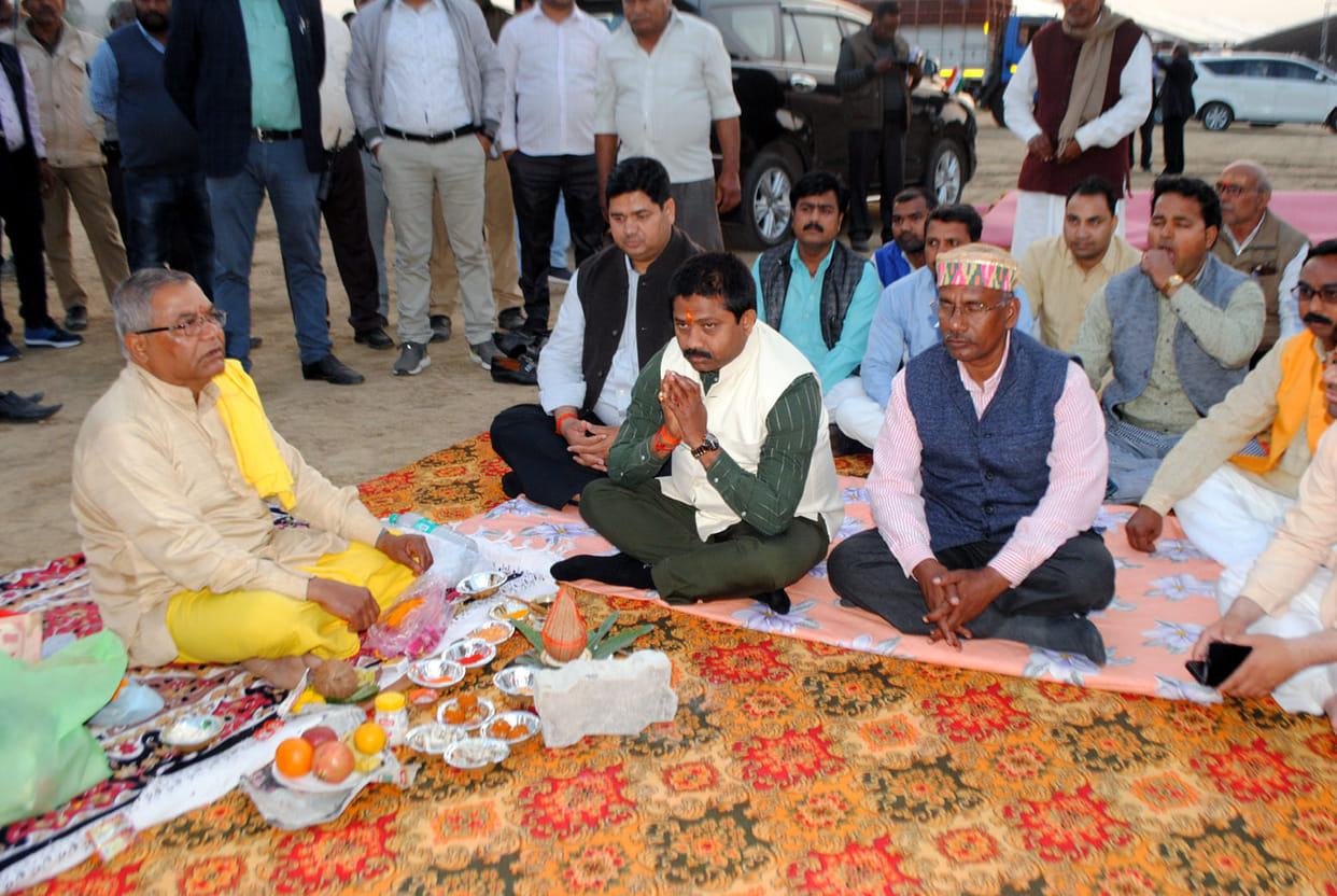 Chitrakoot: Minister worshiped land at work place