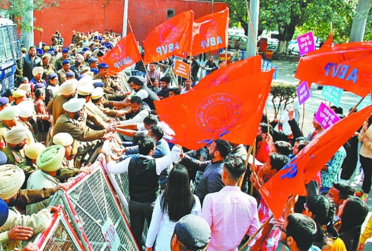 ABVP held march towards Punjab assembly