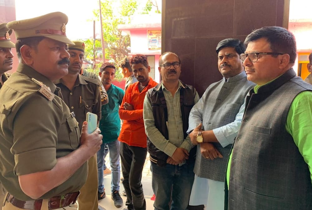 Gas agency incharge murdered in Ayodhya.