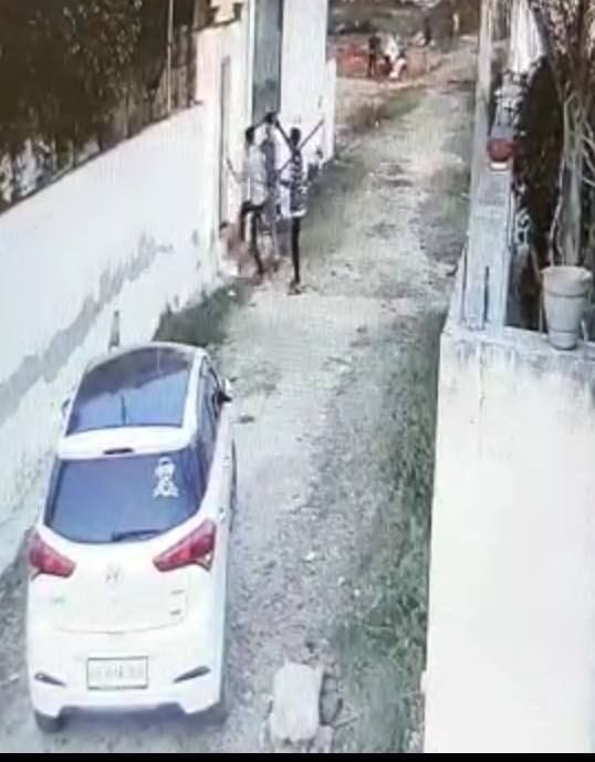 Criminals attaced on Property Dealer and looted one lakhs rupies