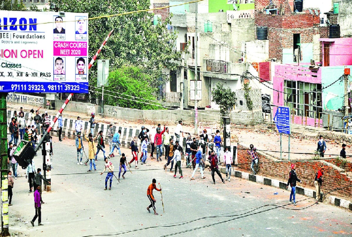 Delhi Violence News in Hindi Misconduct with photojournalist some young man grabbed my collar