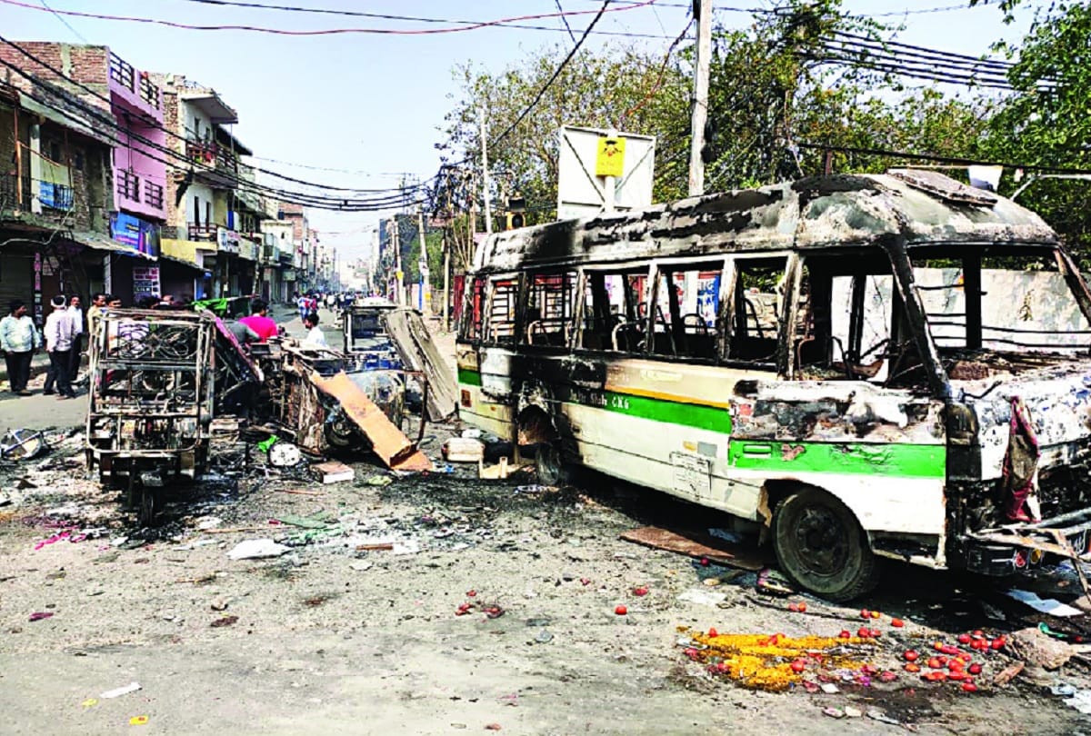 delhi violence injured were hospitalized by bike and van