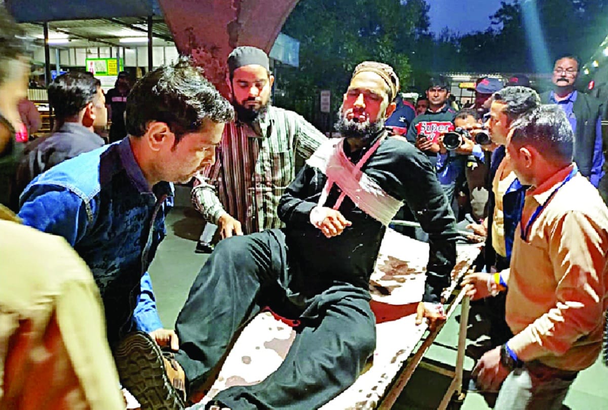 delhi violence injured were hospitalized by bike and van