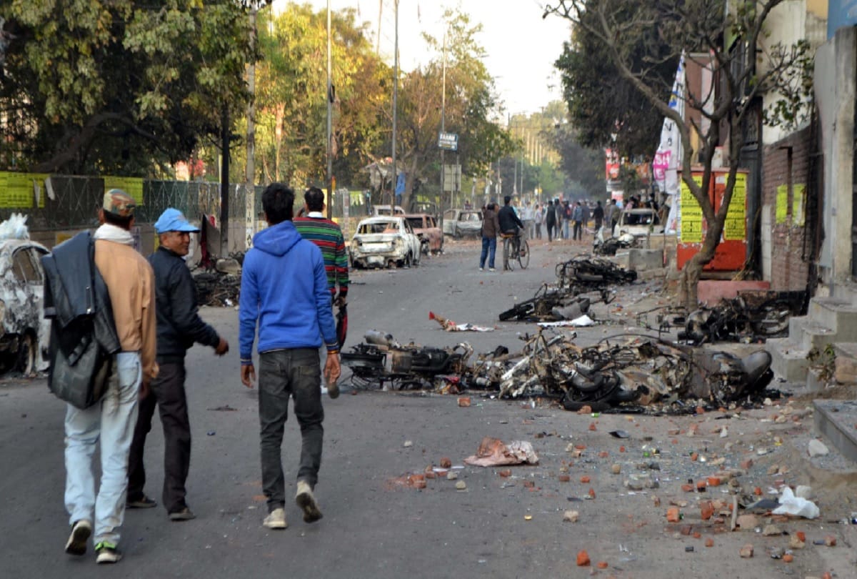 Delhi Violence News in Hindi Misconduct with photojournalist some young man grabbed my collar
