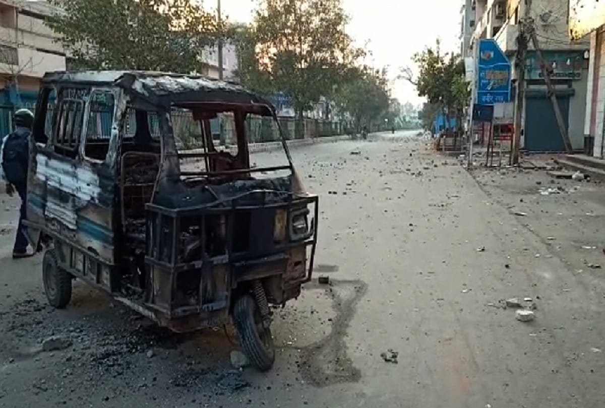 Delhi Violence News in Hindi Misconduct with photojournalist some young man grabbed my collar