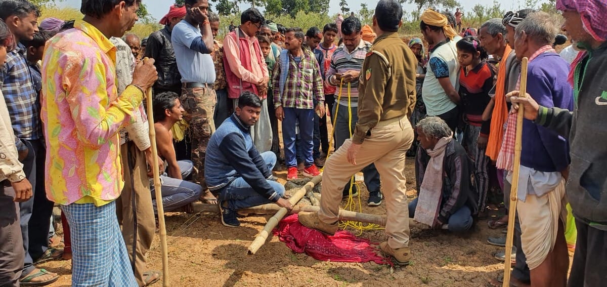 Eight feet crocodile found in mustard field ghorawal sonbhadra