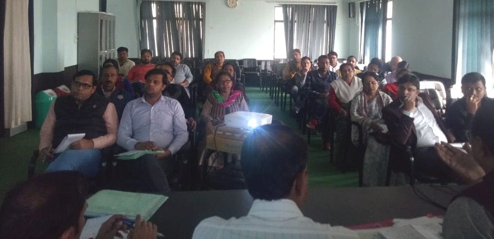 Hathras: DM expressed resentment over the poor progress of Sasni and Mursan in JSY