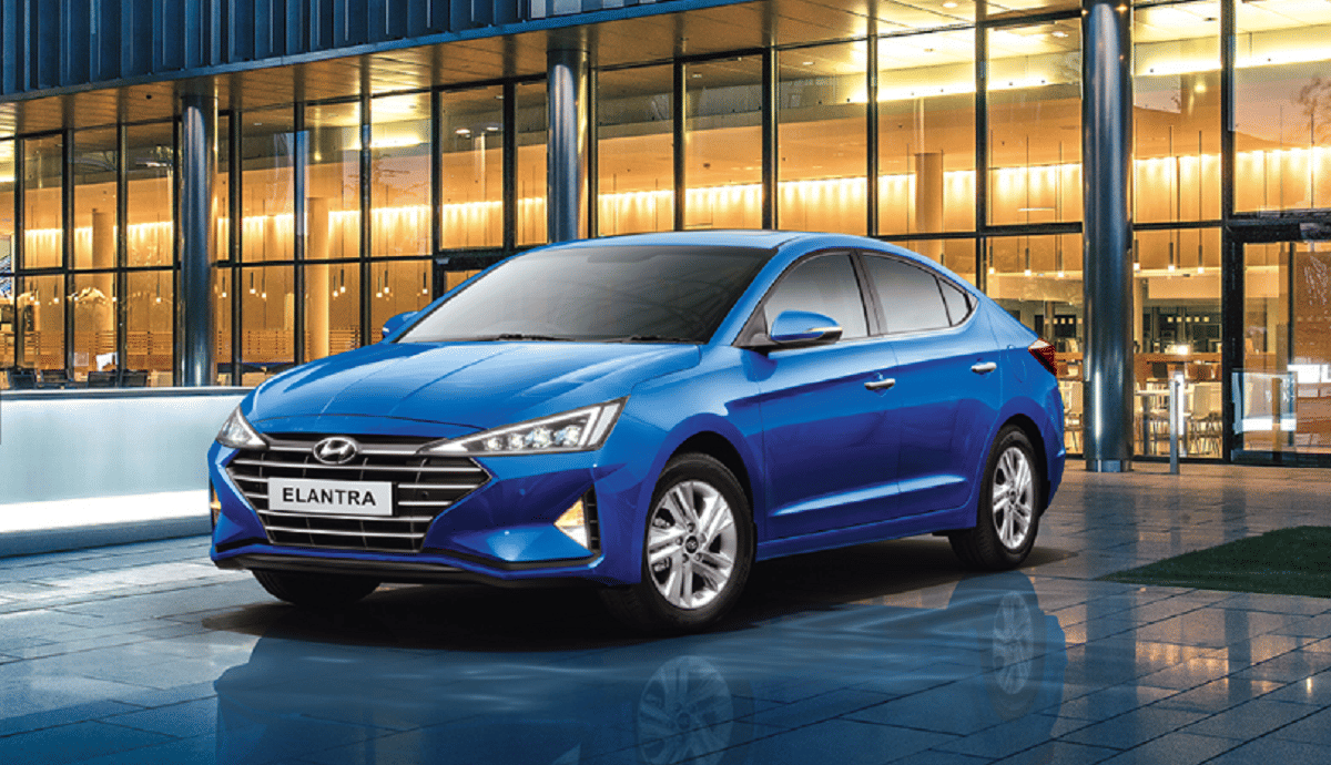 Hyundai Elantra premium sedan getting bumper discount offer upto 2.5 lakh rupees