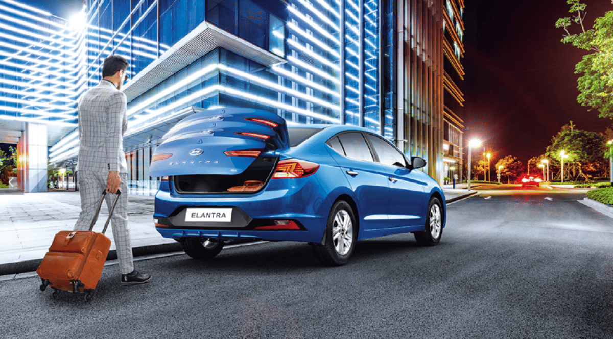 Hyundai Elantra premium sedan getting bumper discount offer upto 2.5 lakh rupees