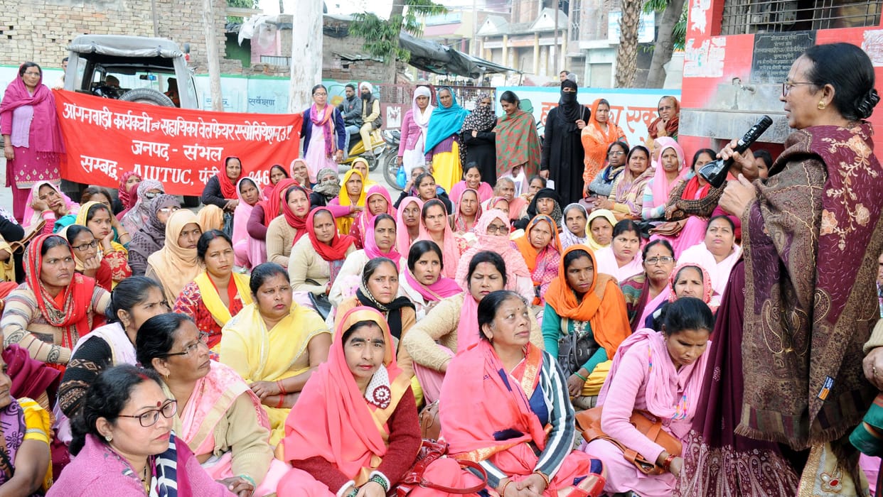 protest of anganwadi workers in sambhal