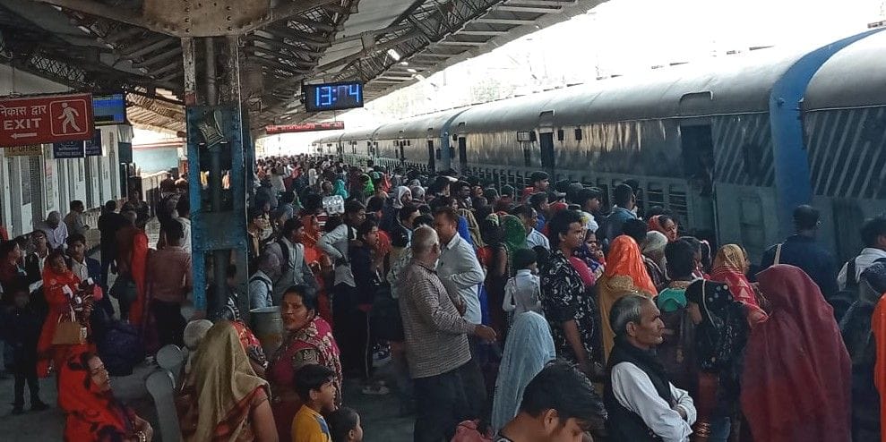 Hathras: Crowd over rails and buses in Sahalago, withstand problems