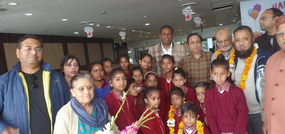 Arab industrialist gave pizza treat to children