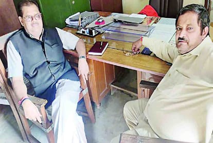 वाणिज्यकर ऑफिस में पहुंचा पीड़ित।