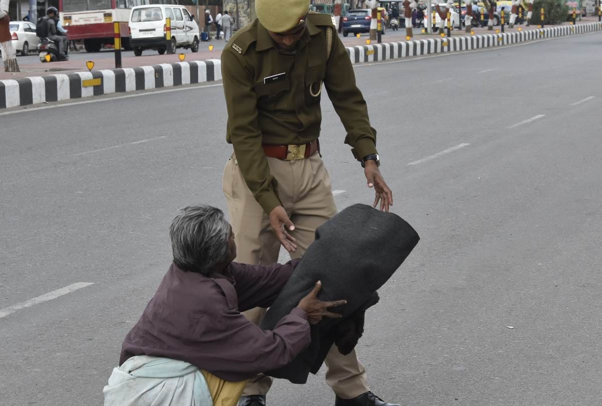 Sipahi helped an old lady while crossing the road in Lucknow.