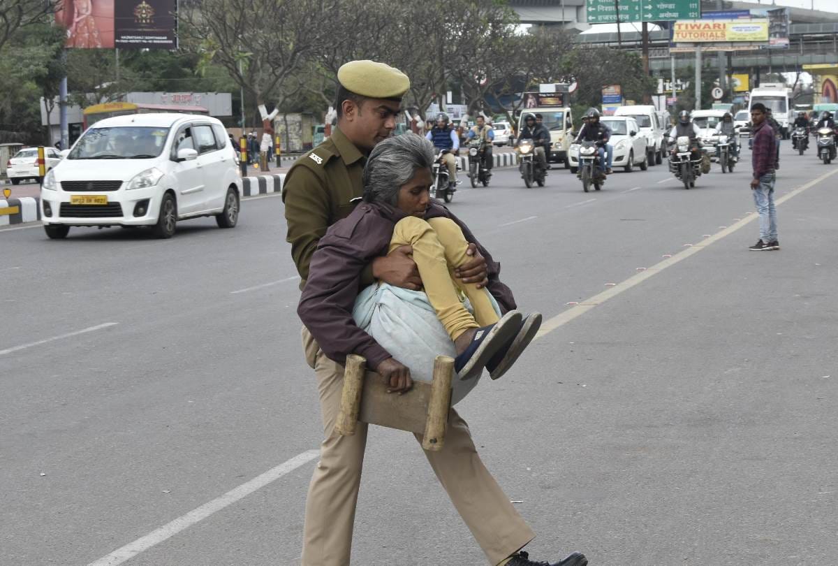 Sipahi helped an old lady while crossing the road in Lucknow.
