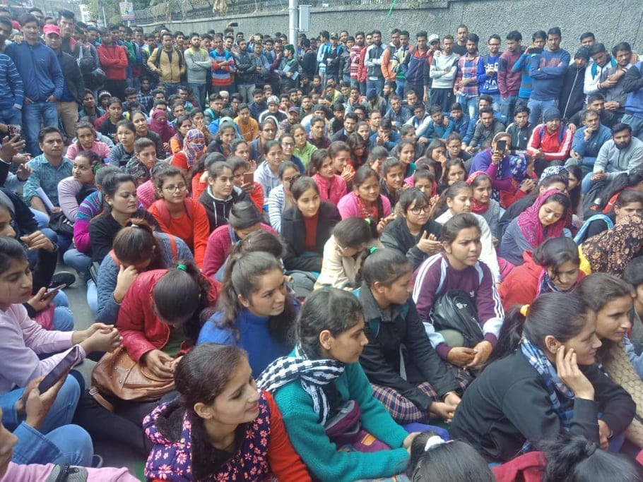 Forest guard Recruitment Fraud: Unemployed on dehradun streets today, demanding exam cancellation