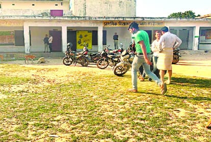 teacher committed suicide in classroom of primary school in lucknow