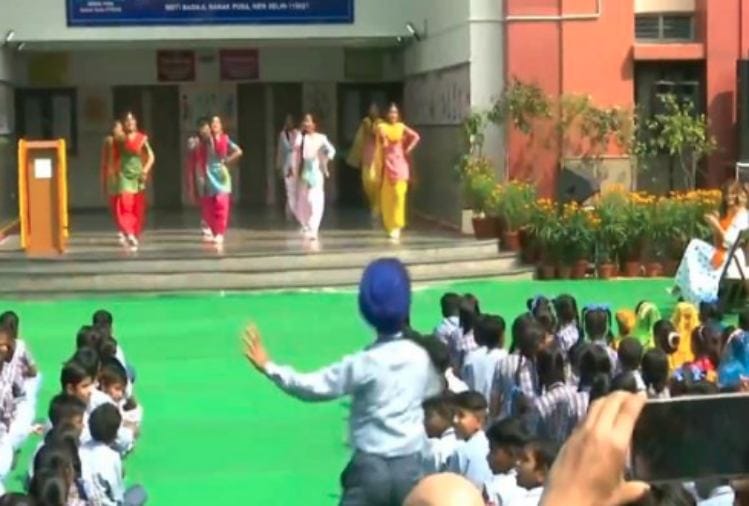 us president donald trump wife melania trump happy to see bhangra of the children