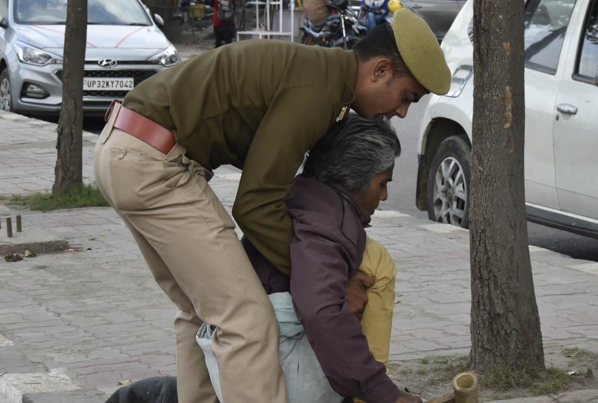Sipahi helped an old lady while crossing the road in Lucknow.