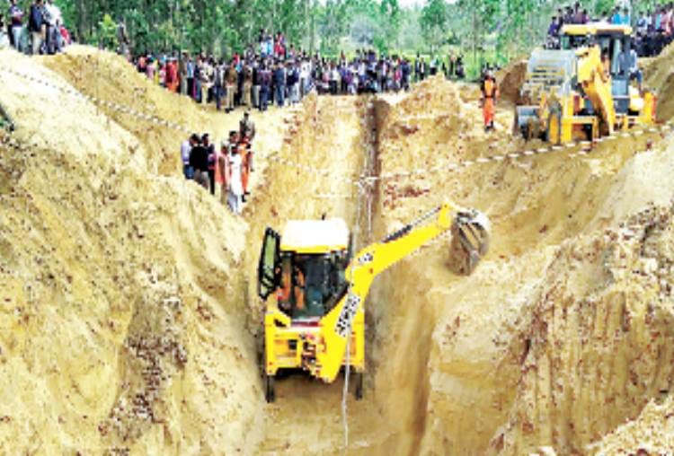 A man stuck in borewell of a field of a village in Sitapur