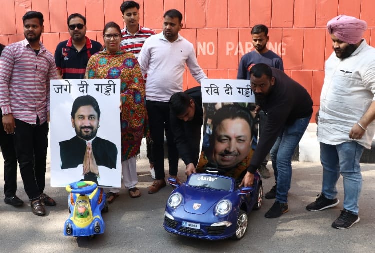 Unique protest by youth Congress workers in Chandigarh