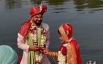 सुल्तानपुर में गोमती नदी के सीताकुंड घाट स्थित नदी के बीच नाव पर खडे़ होकर जयमाल की रस्म पूरी करत?