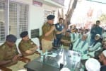 थाना रसूलपुर में शहर के प्रमुख मौलानाओं के साथ बैठक करते आईजी जॉन ए सतीश गणेश एव आईजी रेलवे विजय प?