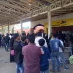 वीजा निरस्त होने के बाद परेशान यात्री।