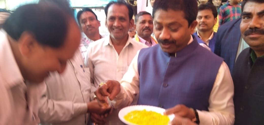 Minister in charge distributed yellow rice for PM's meeting in Chitrakoot