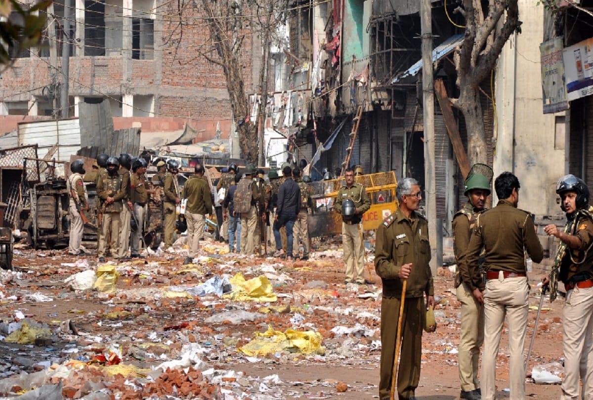 Violence in Delhi uniformed in the streets, fear in the atmosphere