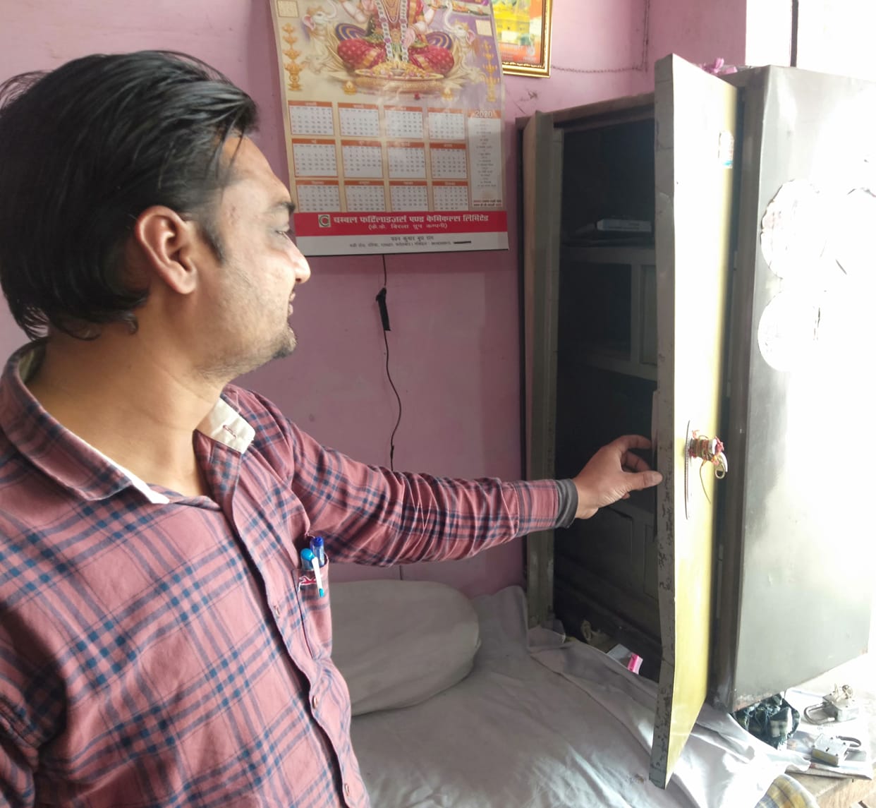 stolen in shop, thief, lock, police, fatehabad