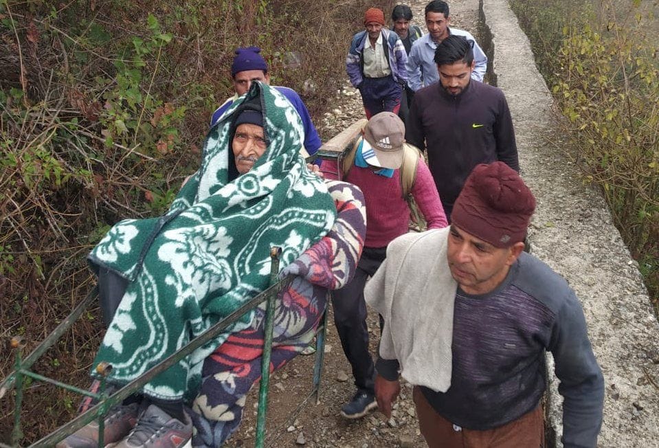 The villagers brought the sick elderly of Qarban from Doli five km