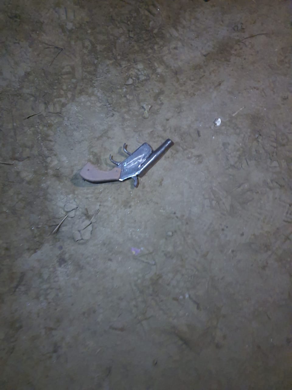 Two miscreants caught in an encounter, shot in the leg
