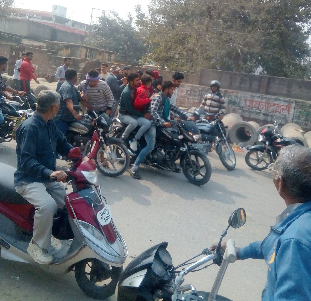 Students clashed on the road to school supremacy