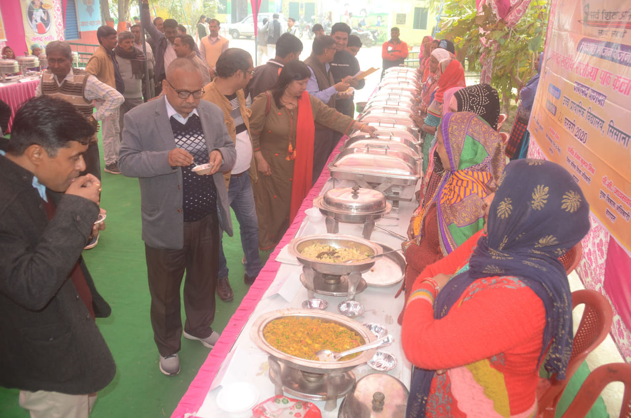Flavors of pudding and rajma dipped in front of Poonam's pulse