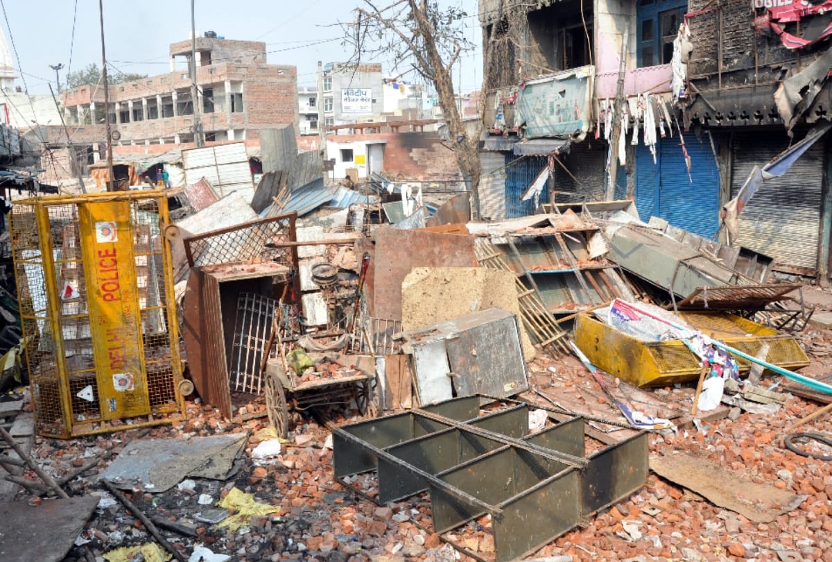 Delhi violence force in lanes scariness in environment people watching from their windows in horror