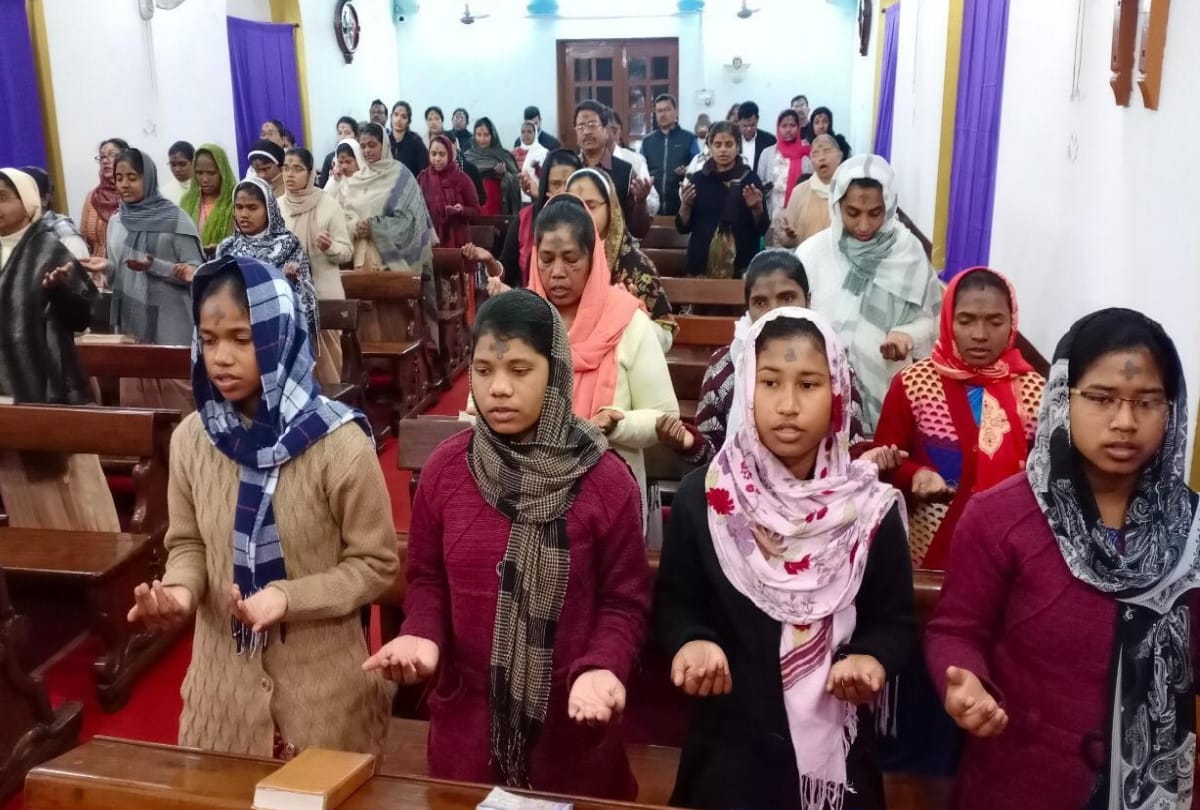 raakh ka budhavaar celebrated in church at gorakhpur