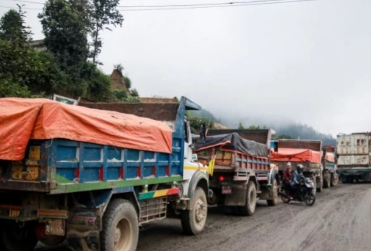 indian Trucks stopped on Indo-Nepal border for Underload, overload